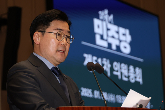 박찬대 더불어민주당 원내대표가 8일 오후 국회에서 열린 의원총회에서 발언하고 있다. 연합뉴스